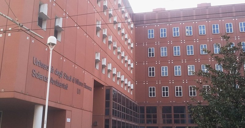 U1_visto_da_piazza_della_Scienza,_Milano